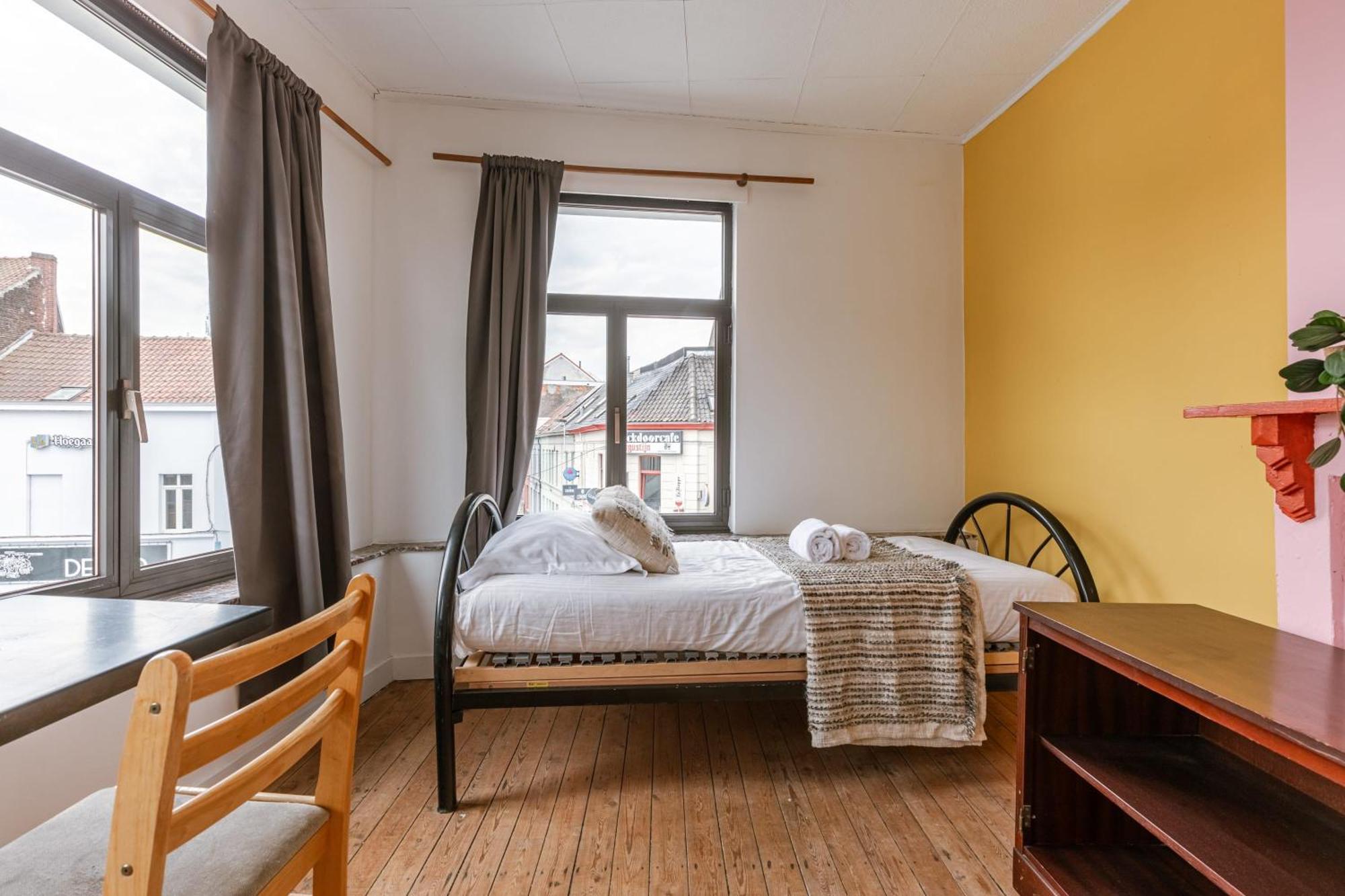 Huswell - Spacious Center House In