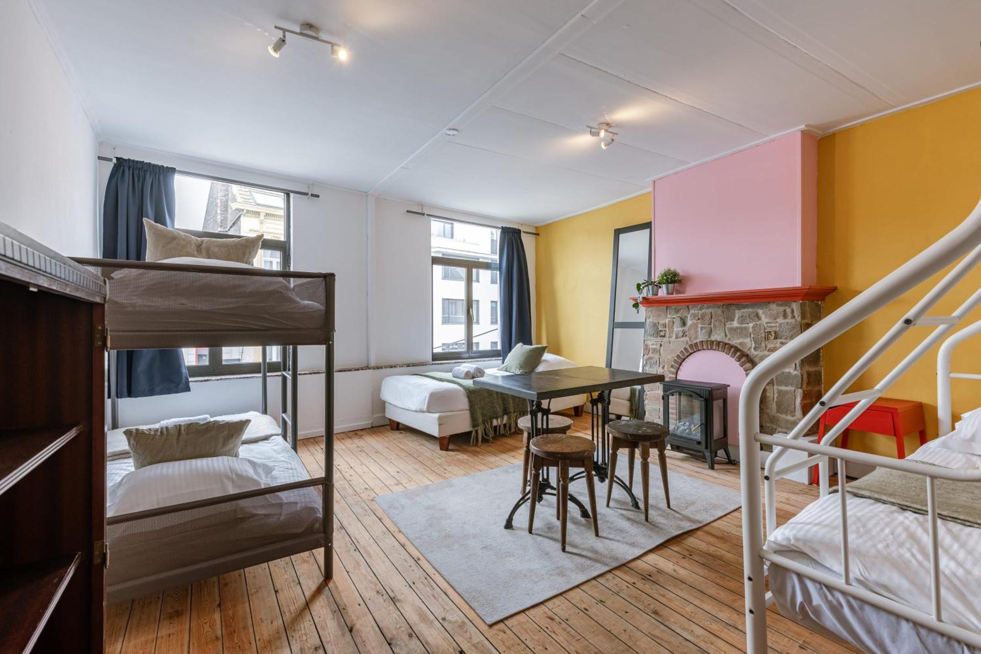 Huswell - Spacious Center House In