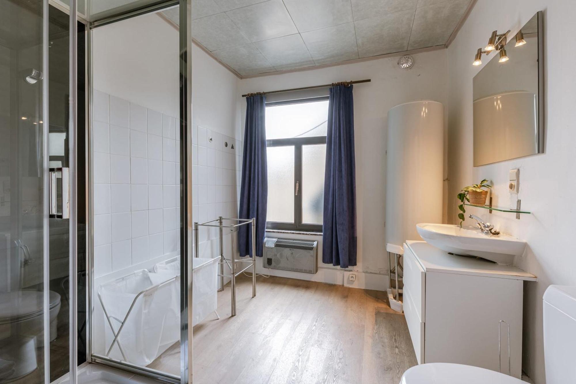 Huswell - Spacious Center House In