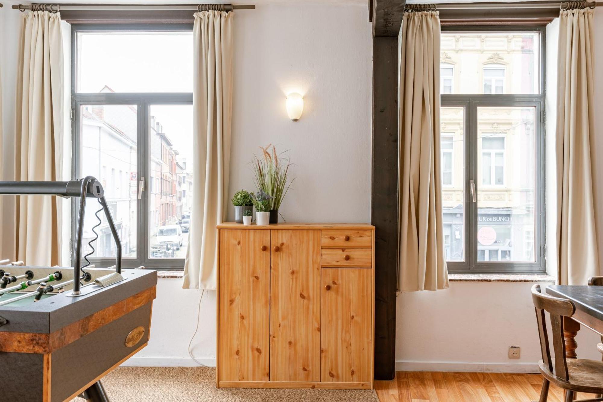 Huswell - Spacious Center House In